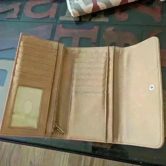 Guess Tri-fold Wallet - Picture 2 of 15